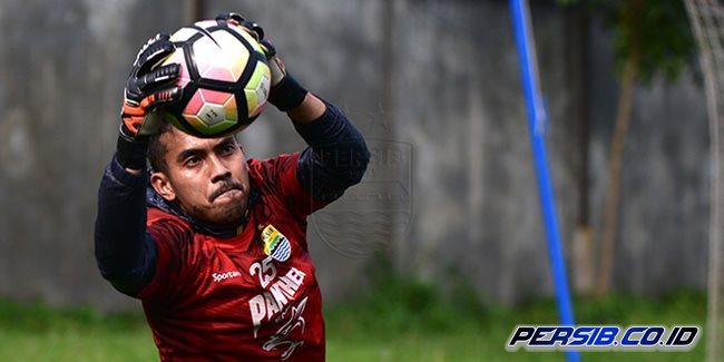 Kiper Persib, Imam Arief Fadhilah saat latihan. 