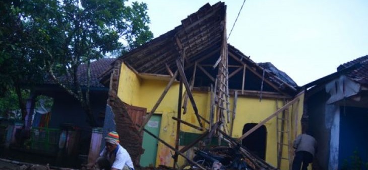 Warga membersihkan material reruntuhan bangunan rumah pasca gempa bumi di Desa Sumelap, Kota Tasikmalaya, Jawa Barat, Sabtu 16, Desember 2017). Gempa bumi berkekuatan 6,9 skala richter, mengakibatkan 21 rumah milik warga di Kota Tasikmalaya rusak sedang dan ambruk serta satu orang meninggal dan satu orang luka-luka.  (Foto: Antara)