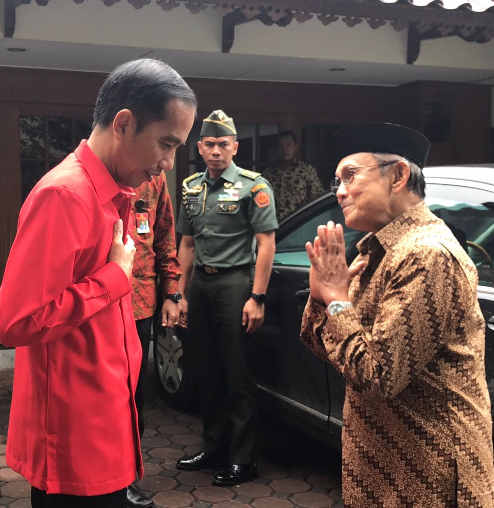 Presiden Jokowi mengantar Pak Habibie ke kediamannya di kawasan Patra Kuningan, Jakarta Selatan, Sabtu, 16 Desember 2017. (Foto: Biro Pers Setpres)