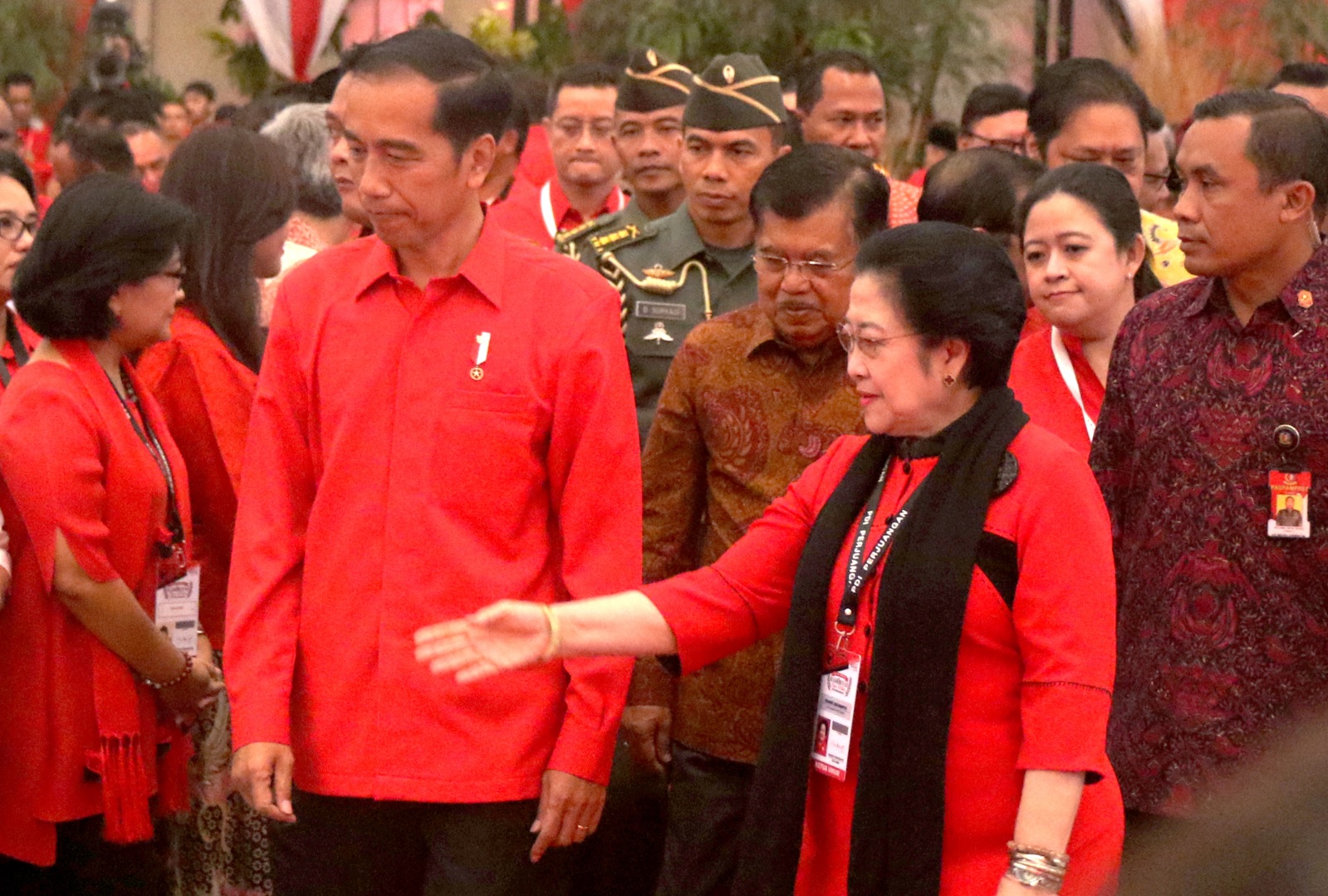 Presiden Joko Wdodo (kiri) dan Wakil Presiden Jusuf Kalla (tengah) berjalan bersama Ketua Umum PDIP Perjuangan Megawati Soekarnoputri (kedua kanan) saat menghadiri pembukaan Rapat Koordinasi Nasional (Rakornas) Tiga Pilar Partai Demokrasi Indonesia Perjuangan (PDIP) di Tangerang, Banten, Sabtu (16/12). Acara yang dihadiri ribuan kader PDIP se-Indonesia itu mengusung tema Berdikari Untuk Indonesia Raya yang berlangsung dari tanggal 16 - 17 Desember 2017. (ANTARA FOTO/Muhammad Iqbal/pras/17)	 