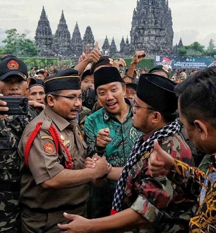 RUKUN: Panglima Besar Banser GP Ansor Yaqut Cholil Qoumas dan Panglima Besar Kokam Muhammadiyah Dahniel Simanjutak salam komando disaksikan Menpora Imam Nachrowi di Pelataran Candi Prambanan Yogyakarta. 