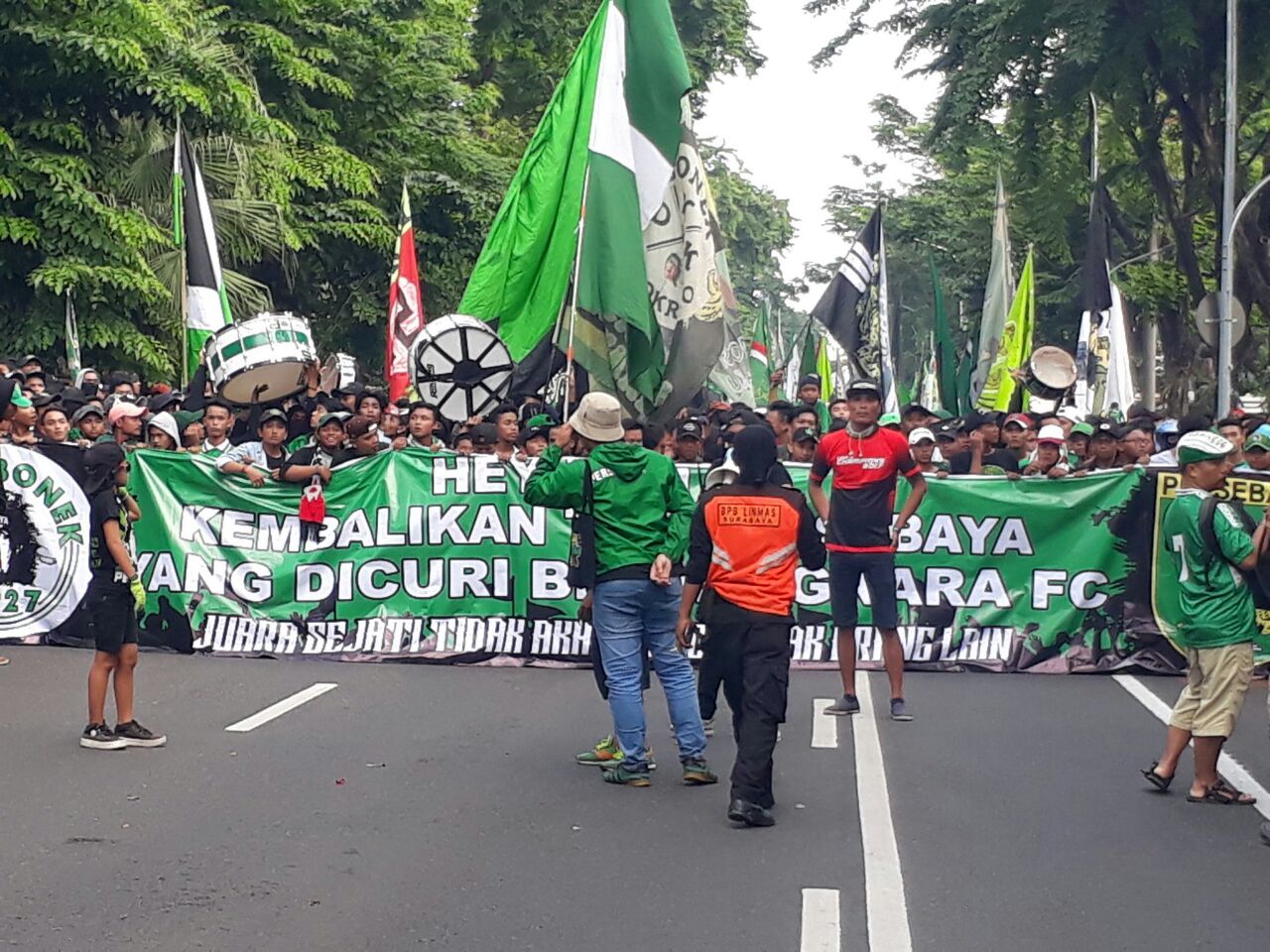 Ribuan Bonek gelar aksi tuntut PSSI kembalikan TMS milik Persebaya di Taman Bungkul, Minggu 17 Desember 2017. (foto: Bonek)