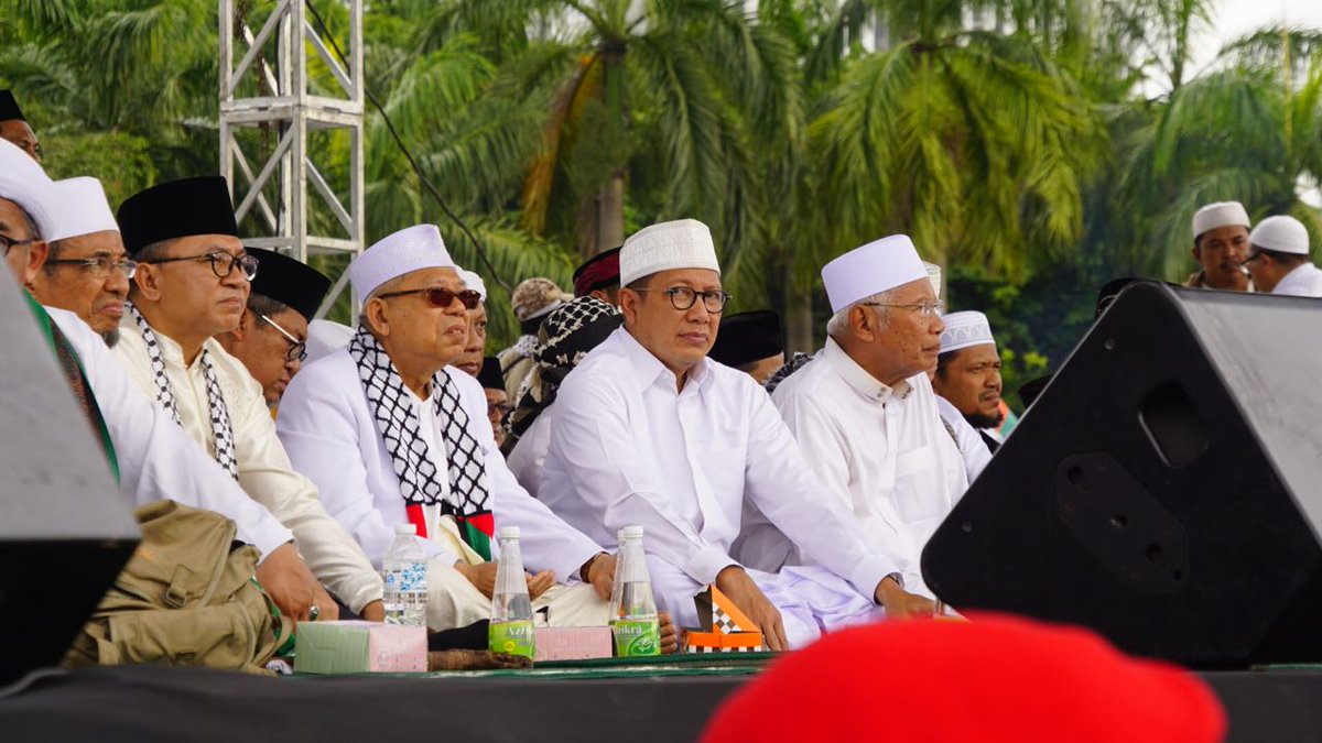 Menag Lukman Saifuddin bersama Ketum MUI KH Ma'ruf Amin dan sejumlah tokoh, serta umat Islam memenuhi lapangan Monas dalam Aksi Bela Palestina, Minggu, 17 Desember 2017. (Foto: Istimewa)