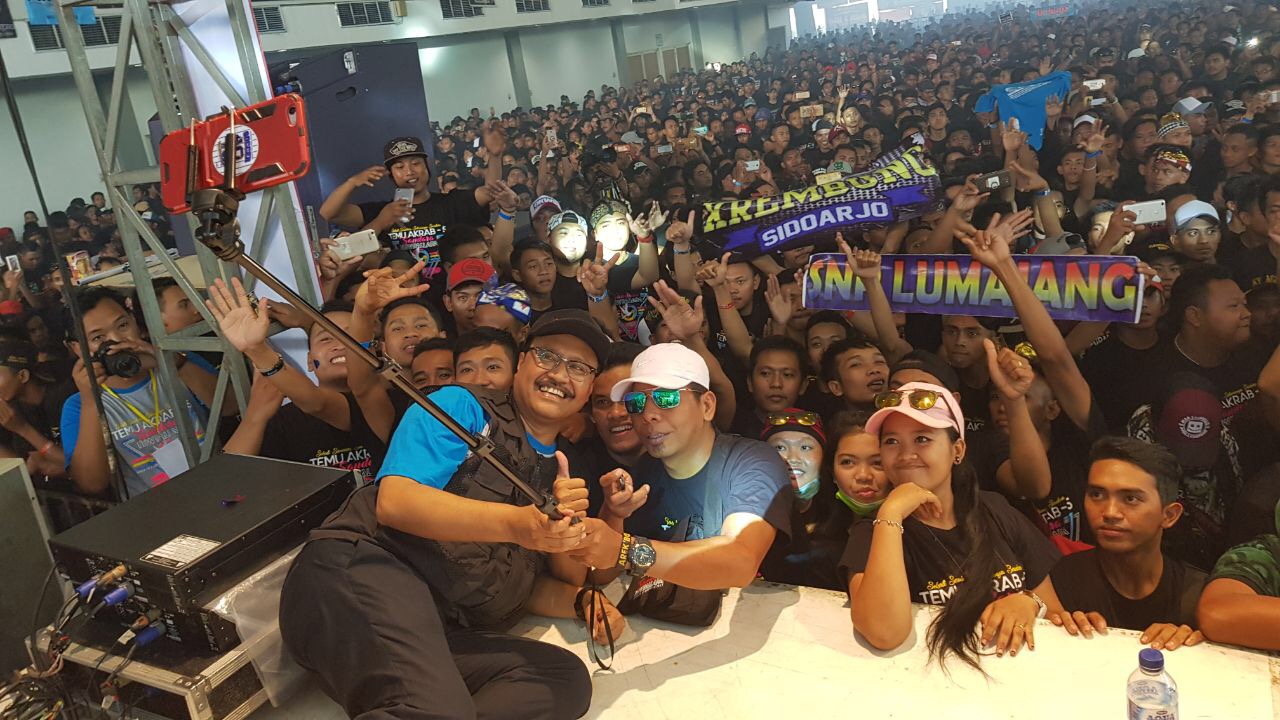 Gus Saifullah Yusuf ketika selfie bersama ribuan Saudara New Pallapa, Minggu (17/12). Foto : ngopibareng.id