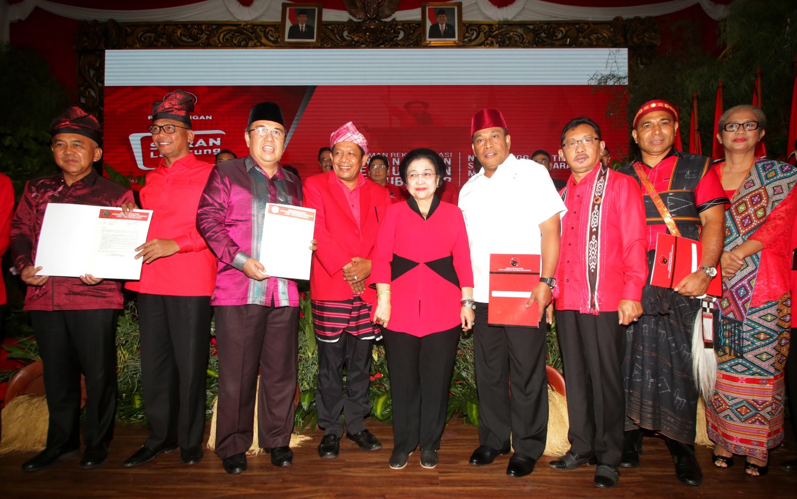 Ketua Umum PDIP Megawati Soekarnoputri (tengah) berfoto bersama pasangan Bakal Calon Gubernur dan Wakil Gubernur, seusai mengumumkan bakal calon gubernur dan wakil gubernur empat daerah di DPP PDIP, Jakarta, Minggu (17/12). (Foto: ANTARA FOTO/Rivan Awal Lingga/ama/17)