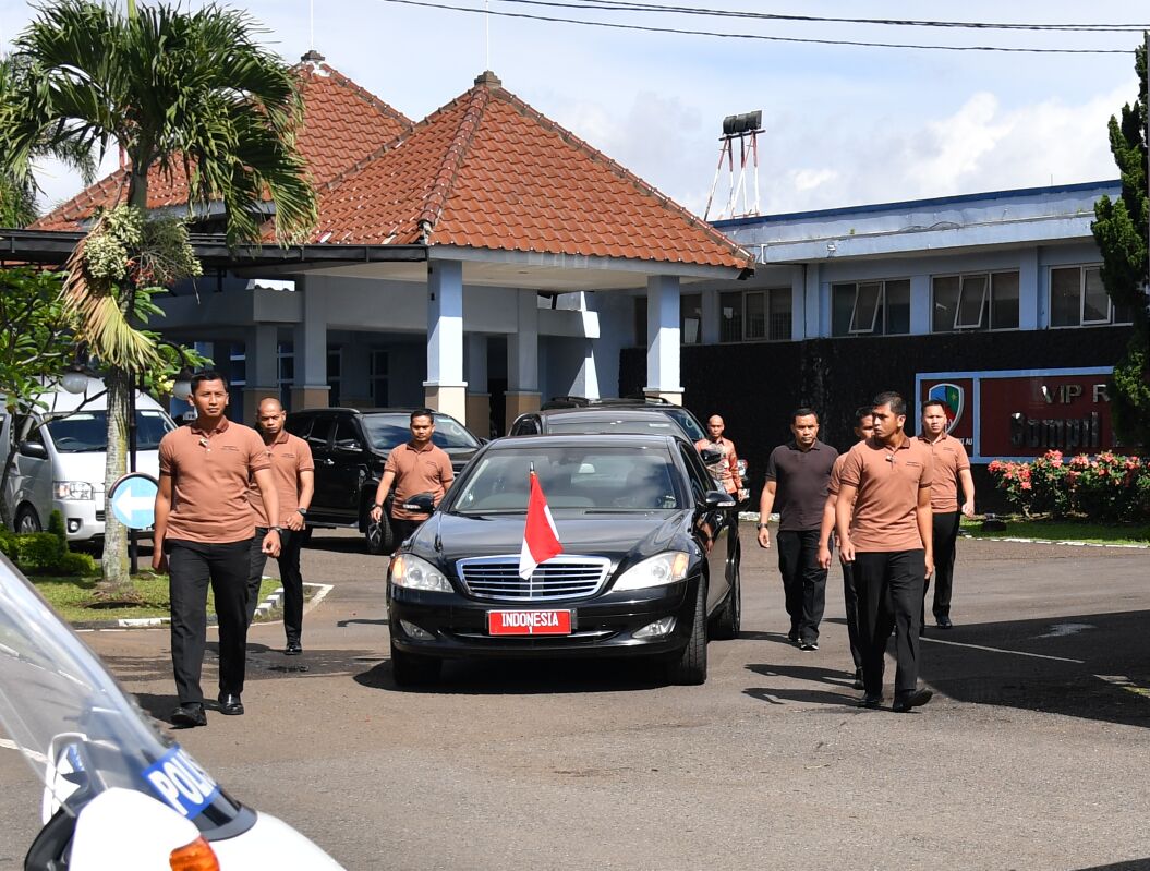 Paspampres kenakan baju kasual saat dampingi Jokowi bicara kepada generasi milenials. (Foto: Setpres)