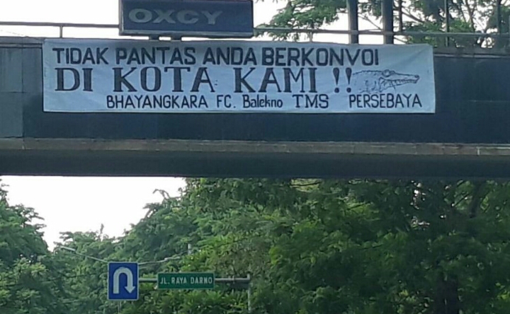 Bentuk Protes Bonek Mania atas Konvoi yang dilakukan Bhayangkara FC di Surabaya. (foto: Instagram) 