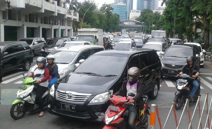 Kemacetan parah terjadi di Jalan Gubernur Suryo di depan Gedung Grahadi. Karena Jalan Yos Sudarso ditutup maka semua kendaraan dari Jl. Gubernur Suryo terpaksa belok ke kanan masuk Jl. Panglima Sudirman. (foto: m. anis)