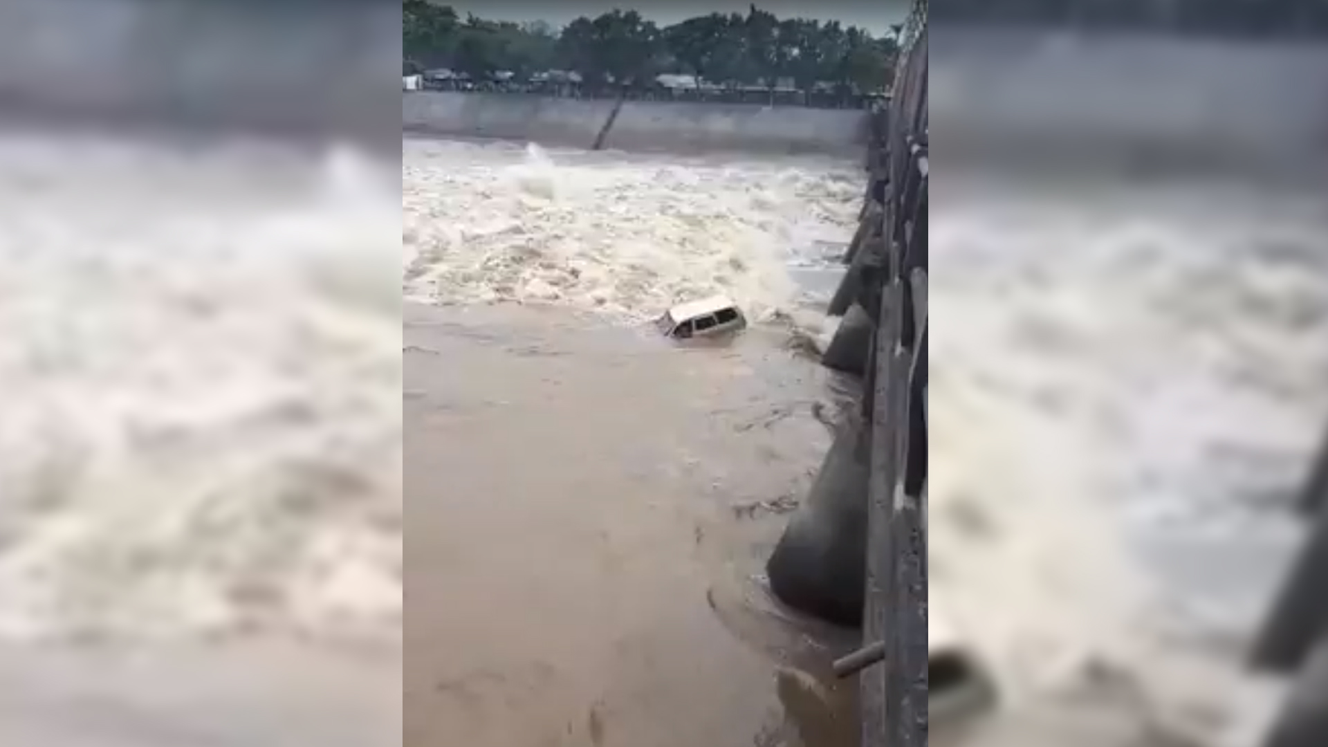 Warga dibuat geger karena melihat sebuah mobil Toyota Kijang LGX terjebur di anak Sungai Brantas, Rolak 9 Tarik, Mojokerto.