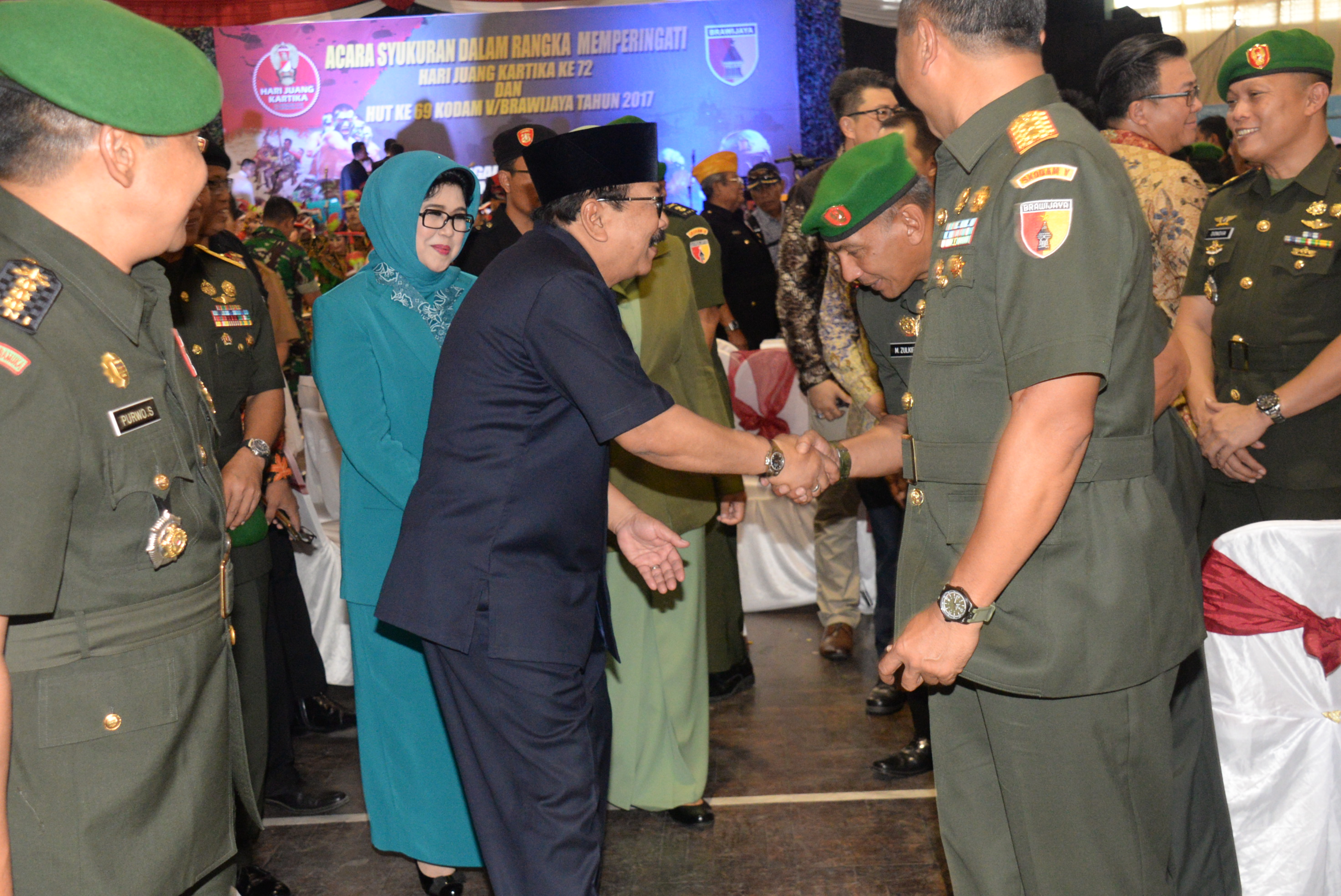 Gubernur Jatim Soekarwo (Pakde Karwo) menghadiri acara syukuran dalam rangka memperingati Hari Juang Kartika ke-72 dan HUT ke-69 Kodam V Brawijaya  di GOR Kodam V Brawijaya, Jl. Hayam Wuruk, Surabaya, Senin, 18 Desember 2017 pagi. (Foto: Humas Pemprov)