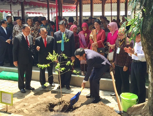 Presiden Joko Widodo menanaman pohon cendana di Fakultas Kehutanan UGM, Selasa, 19 Desember 2017. (Foto: Kedaulatan Rakyat)