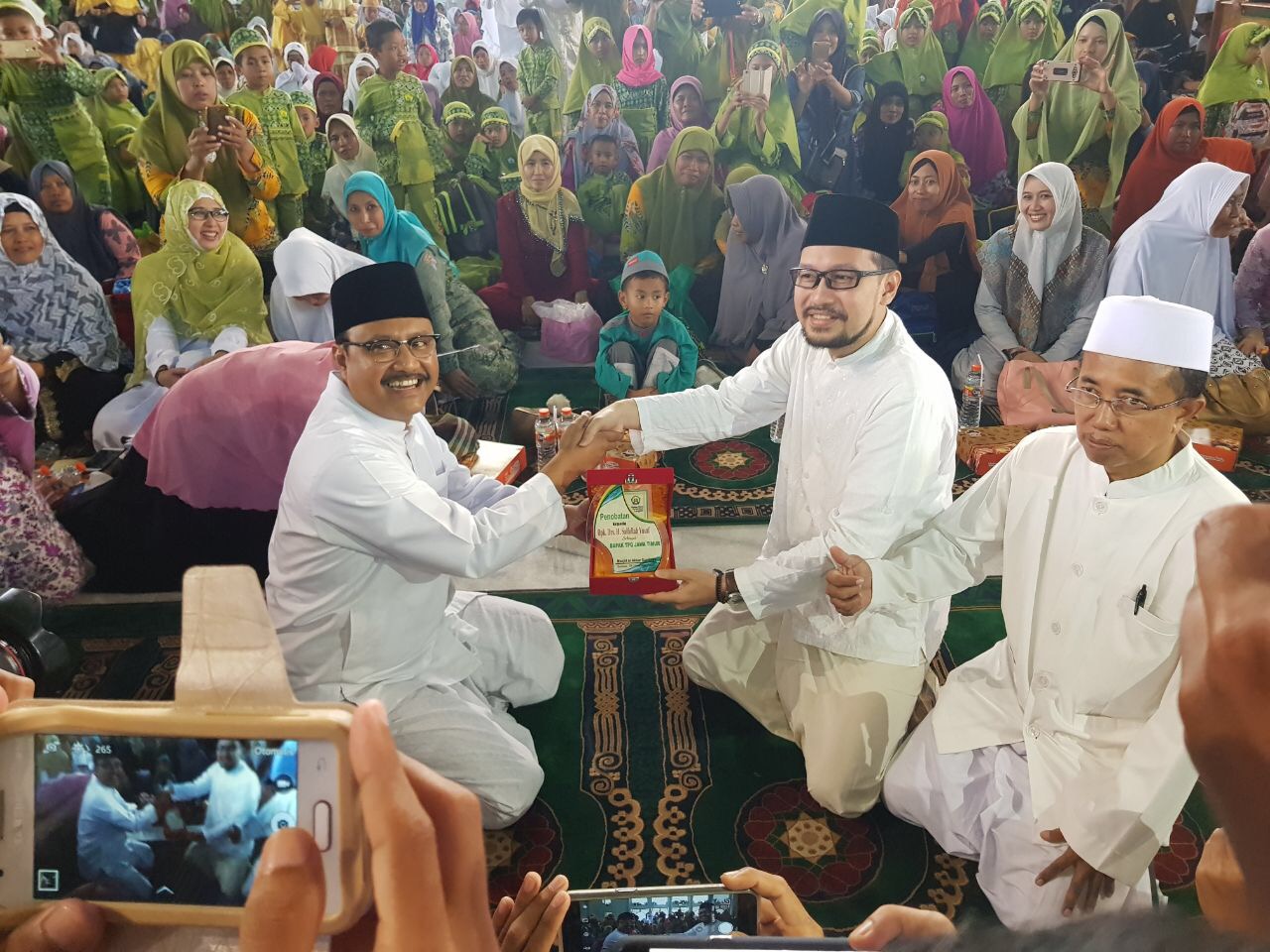 Wagub Jatim Saifullah Yusuf ketika dinobatkan sebagai Bapak TPQ Jawa Timur, Selasa (19/12). Foto : Ngopibareng