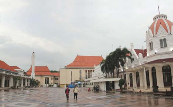 Kawasan Balai Pemuda, dengan dua gedung DPRD Surabaya di ujung sana. Di kawasan cagar budaya ini akan dibangun lagi dua gedung DPRD. (foto: anis)