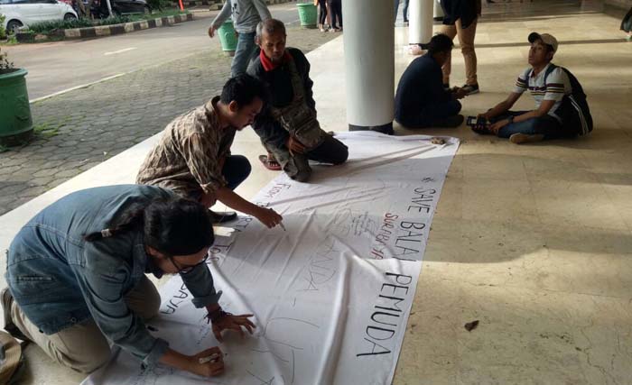 Beberapa seniman Jakarta membubuhkan tanda tangan pada selembar kain putih di TIM (Taman Ismail Marzuki) Jl. Cikini Raya Jakarta, hari Selasa 19 Desember. Mereka mendukung diselamatkannya  kawasan Balai Pemuda Surabaya sebagai oase kesenian, dan menolak pembangunan gedung baru DPRD Surabaya. (foto: fajar)