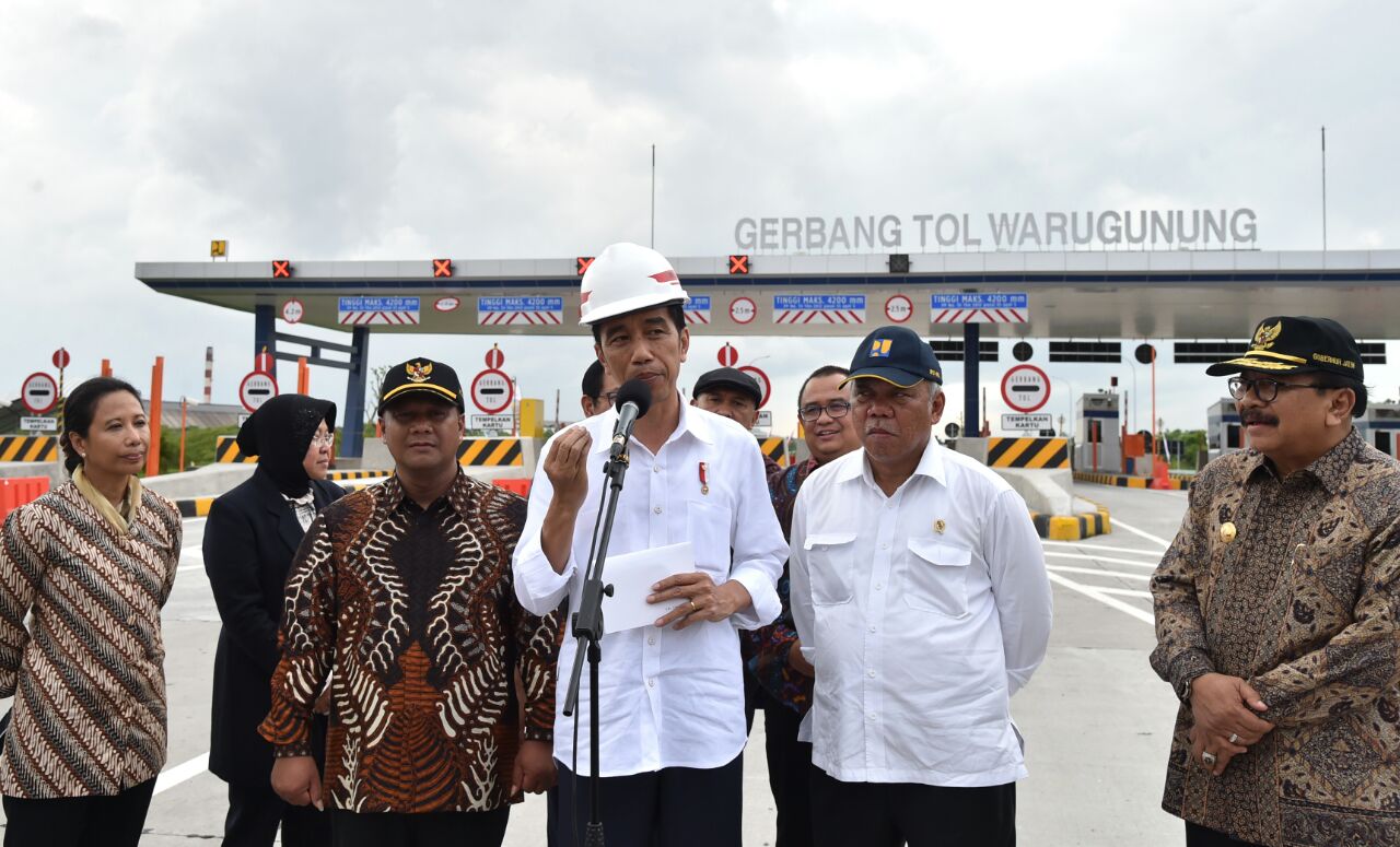 Presiden Jokowi bersama Gubernur Jatim Soekarwo (kanan), saat peresmian Tol Surabaya-Mojokerto, Selasa, 19 Desember 2017. 