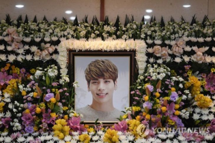 Potret Jonghyun SHINee Potret Jonghyun SHINee di antara karangan-karangan bunga (Foto: Yonhap)