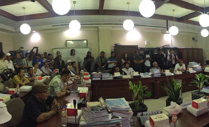 Suasana hearing antara seniman dengan  Komisi C DPRD Surabaya  hari Rabu 20 Desember di ruang rapat Komisi C. (foto: farid)