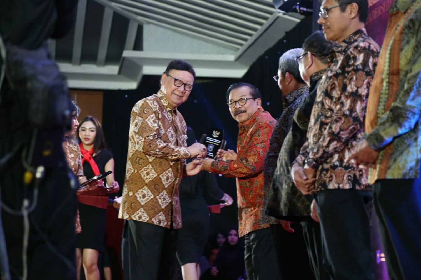 Pakde Karwo saat menerima penghargaan Kepemimpinan Kepala Daerah/Leadership Award terbaik Tahun 2017 dan peringkat kedua Innovative Government Award (IGA) 2017 dari Kementerian Dalam Negeri. Kedua penghargaan tersebut diserahkan Menteri Dalam Negeri, Tjahjo Kumolo di Puri Agung Convention Hall, Hotel Grand Sahid Jaya, Jakarta, Senin, 18 Desember 2017 malam.