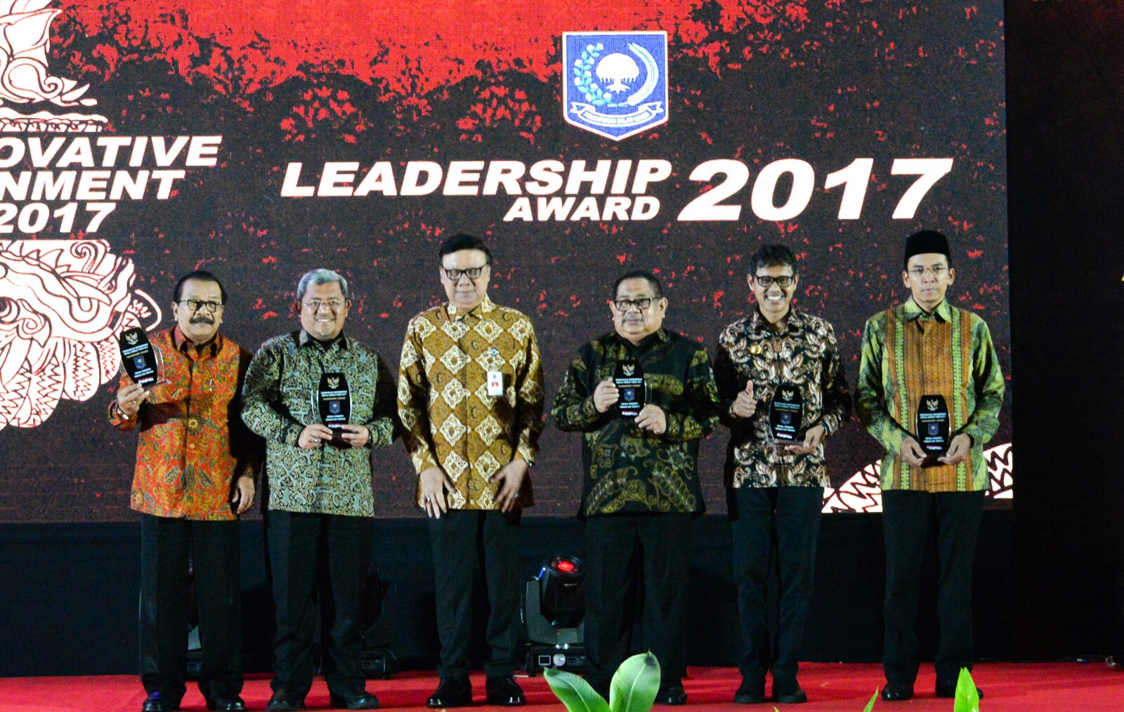 Penghargaan Leadership Award 2017, yang diserahkan Menteri Dalam Negeri, Tjahjo Kumolo di Puri Agung Convention Hall, Hotel Grand Sahid Jaya, Jakarta, Senin, 18 Desember 2017 malam.
