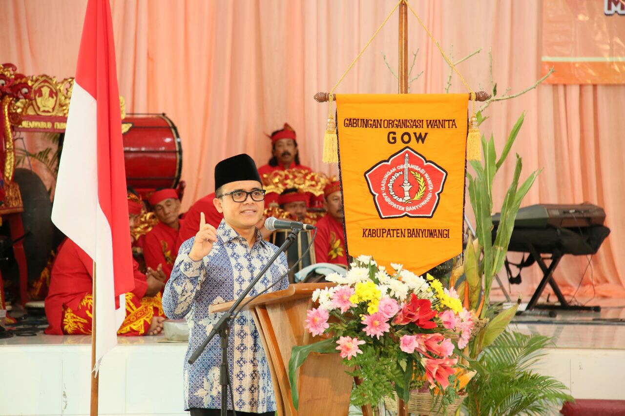 Bupati Banyuwangi Abdullah Azwar Anas saat peringatan hari ibu. Foto : ngopibareng.id