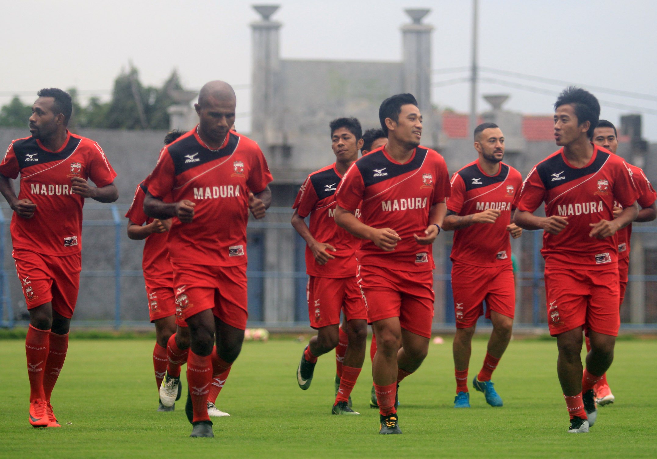 Pemain Madura United rutin melakukan latihan jelang Liga 1 dan Turnamen Suramadu Super Cup, awal Januari mendatang. foto:ngopibareng/tom