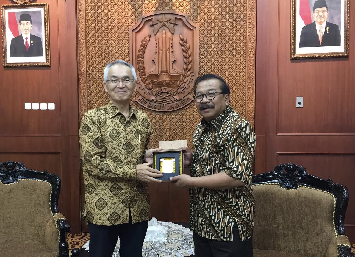 BERTERIMA KASIH: Presdir PT Smelting Gresik Hiroshi Kondo menyerahkan cindera mata kepada Gubernur Jatim Soekarwo di Grahadi. (Foto ngopibareng.id)