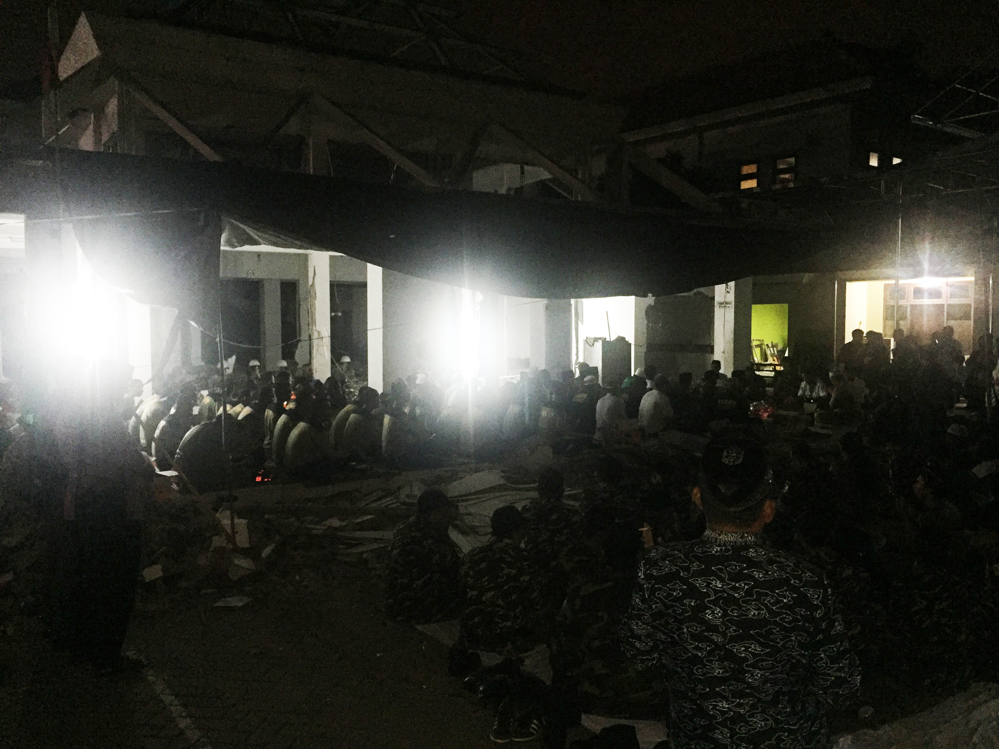 Ratusan masyarakat dari berbagai kalangan menghadiri doa bersama mengawali pembangunan Masjid Assakinah, Balai Pemuda, Surabaya, Kamis, 21 Desember 2017, (Foto: farid/ngopibareng.id)
