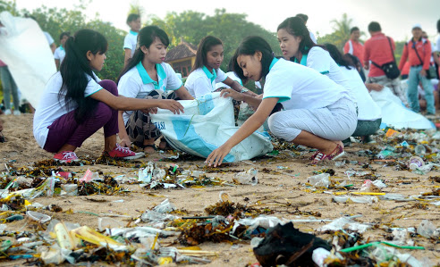 Semarak bersih-bersih pantai sembari menikmati panorama alam. foto:dok Bali Post 