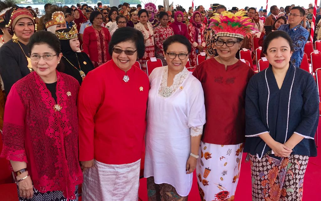 Lima menteri perempuan yang ditodong Jokowi baca puisi dalam peringatan Hari Ibu di  Pantai Waisai Torang Cinta Raja Ampat, Papua Barat, Jumat, 22 Desember 2017 .(Foto: Setpres)