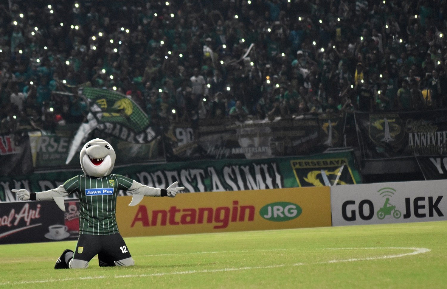 Ikon Persebaya Surabaya, Zoro saat melakukan selebrasi di Stadion Gelora Bung Tomo. (foto: ngopibareng.id)