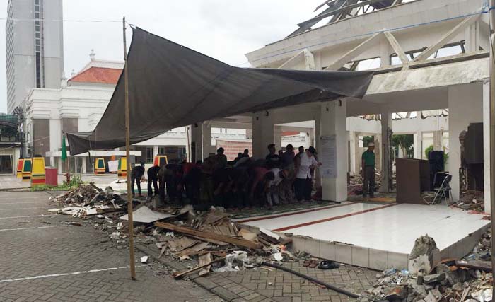 Solat Jumat terakhir, di reruntuhan ,asjid Assakinah, Jumat 22 Desember. Setelah ini masjid diratakan dengan tanah, kemudian dibangun kembali masjid Assakinah. (foto: farid)