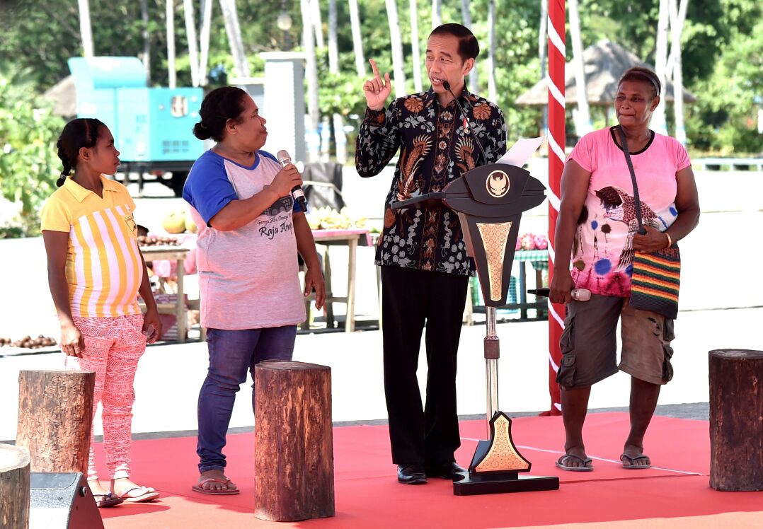 Presiden Jokowi berbincang dengan mama-mama Papua dalam peringatan Hari Ibu, 22 Desember  Lapangan Waisai Torang Raja Ampat. (Foto: Setpres)