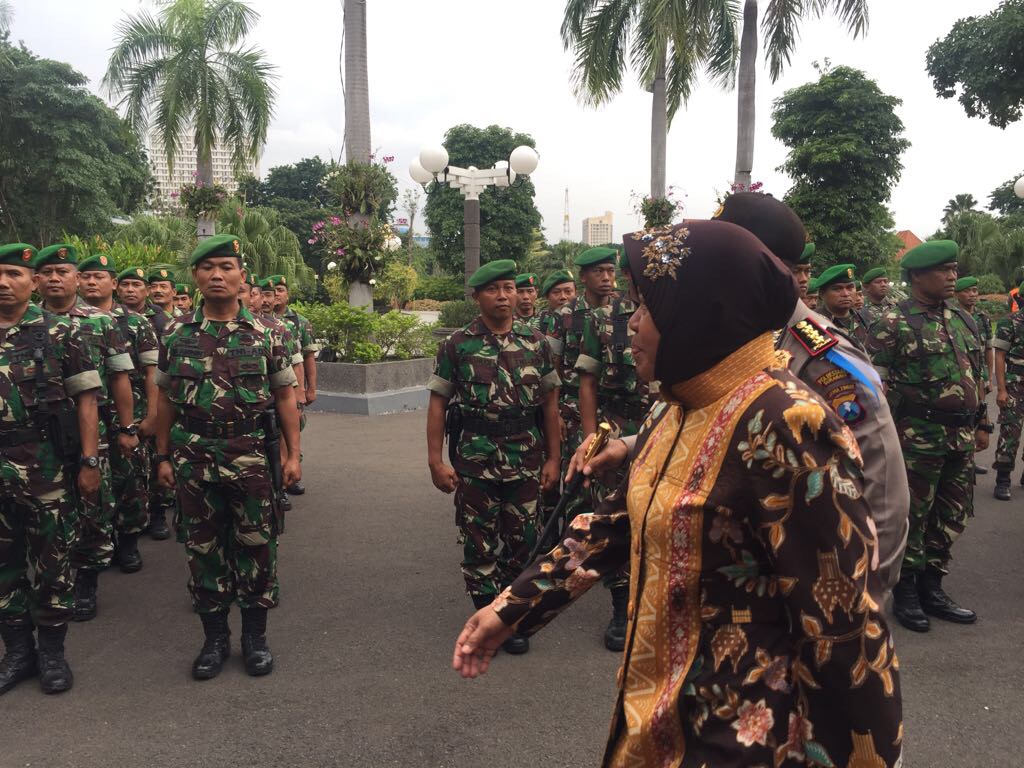 Wali kota meninjau kesiapan personel saat Apel besar Pengamanan Natal dan Tahun Baru 2018 di Halaman Taman Surya, Jumat, 22 Desember 2017. (Foto: farid/ngopibareng.id)