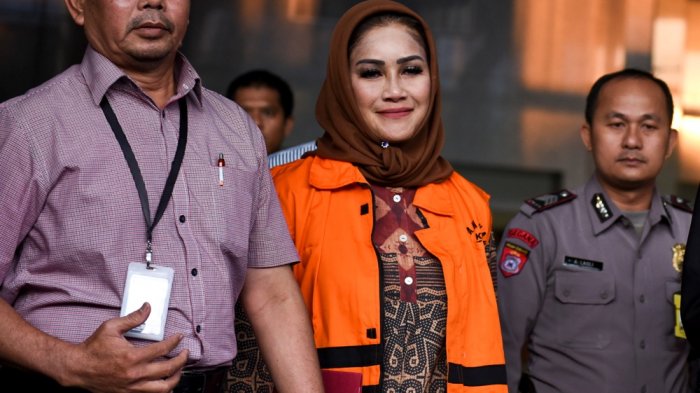 Wali Kota Tegal Siti Masitha Soeparno (tengah) mengenakan rompi tahanan seusai diperiksa di gedung KPK. (Foto: Antara)