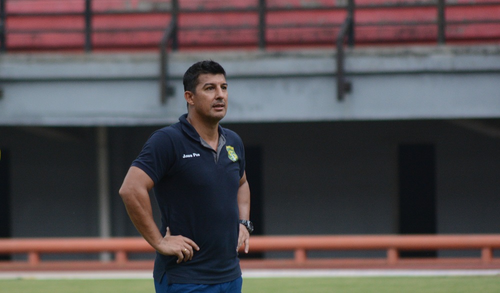 Pelatih Persebaya, Angel Alfredo Vera yang berencana akan mendatangkan empat pemain Papua ke Surabaya. (foto: ngopibareng)