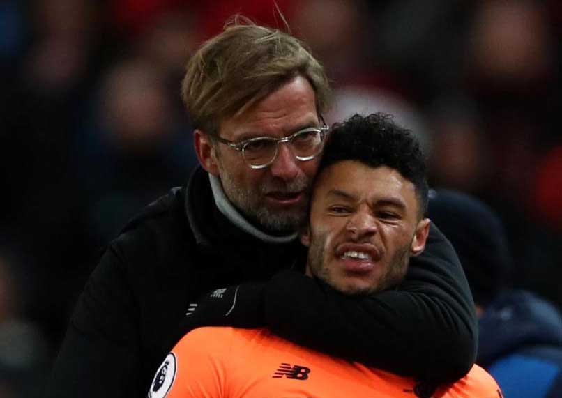 Manajer Liverpool Juergen Klopp memeluk pemainnya, Alex Oxlade-Chamberlain. foto;afp