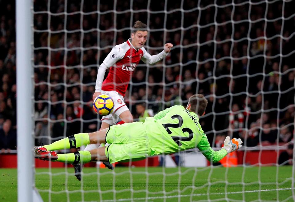 Pemain Arsenal Mesut Ozil saat mencetak gol ke gawang Liverpool dalam lanjutan Liga Inggris, dini hari tadi. foto:afp