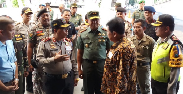 Kapolda Jatim Irjen Pol Machfud Arifin dan Pangdam V Brawijaya Mayjen TNI Arif Rahman saat melakukan pemantauan pengamanan di Gereja Bethani Surabaya, Sabtu, 23 Desember 2017. (Foto: Antara)