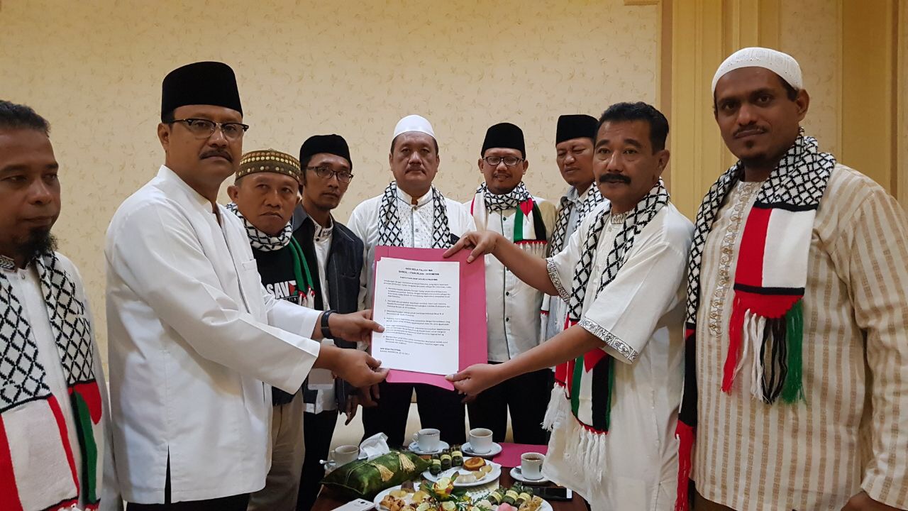 Wagub Jatim Saifullah Yusuf (dua kiri) ketika menerima dukungan pembebasan Yerusalem dari para ulama, Sabtu (23/12). (Foto : Wahidin/ngopibareng.id)