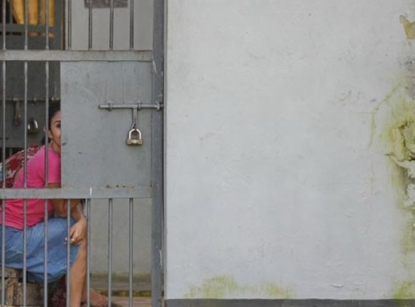 Dua warga binaan Lapas Klas IIA Kendari berada di blok wanita, Kendari, Sulawesi Tenggara. (Foto; Antara)