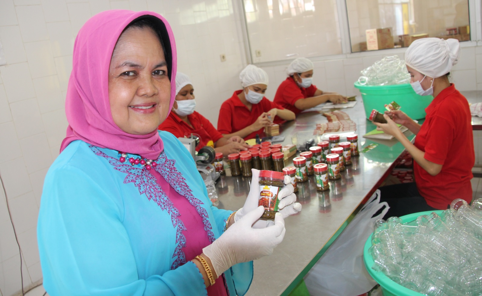 Susilaningsih, seorang pensiunan PNS Pemprov Jatim, yang menekuni dunia Industri Kecil Menengah (IKM) Dede Satoe sejak 2011 silam. (Foto: farid/ngopibareng.id)