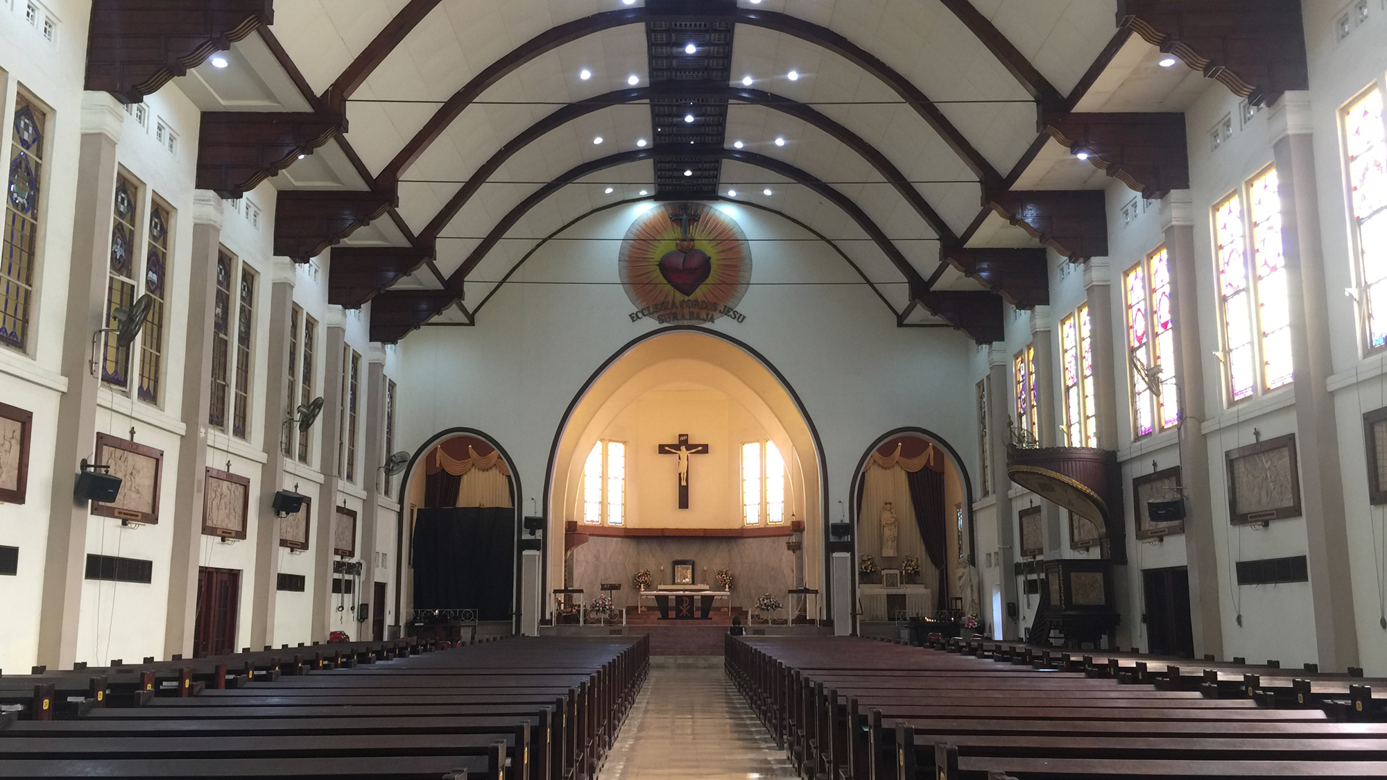 Suasana Gereja Hati Kudus Yesus Katedral Surabaya menjelang Misa natal 24-25 Desember 2017. (Foto: farid/ngopibareng.id)