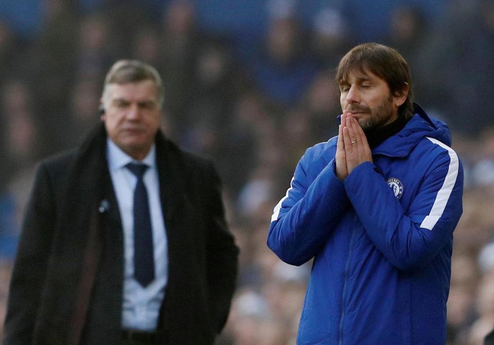 Pelatih Chelsea, Antonio Conte seperti tak percaya  melihat banyak peluang di mulut gawang Everton gagal membuatkan gol. foto;reuters