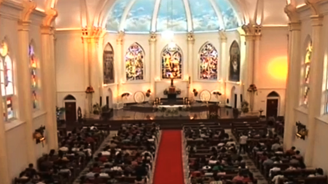 Misa Natal sedang berlansung di Gereja Kelahiran Santa Perawan Maria, yang berlokasi di Jalan Kepanjen, Surabaya, Sabtu, 24 Desember 2017, malam. (Foto: ngopibareng.id)