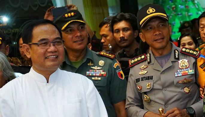 Kapolrestabes Surabaya, Kombes Pol Rudi Setiawan (kanan), saat melakukan peninjauan ke beberapa gereja di Surabaya, 24 Desember 2017, malam. (Foto: ngopibareng.id)