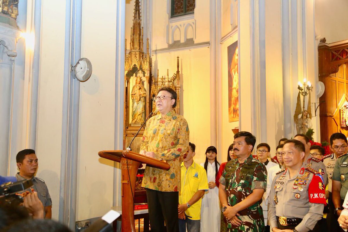 Menteri Dalam Negeri Tjahjo Kumolo beserta sejumlah pejabat pemerintah saat meninjau ibadah Misa Natal 2017 di Gereja Katedral Jakarta, Mingg, 24 Desember 2017. (Foto: Kemendagri RI)