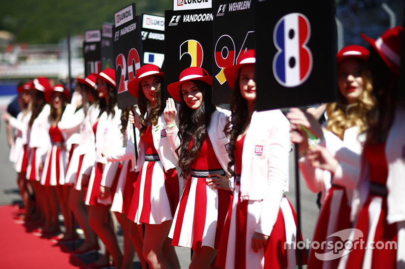 Deretan Grid Girl dari Rusia yang sedang menjalankan tugasnya di tepi lintasan F1.foto:motosport