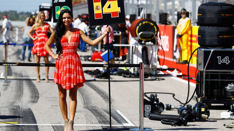 Grid girls memang sangat identik dengan busana yang seksi.