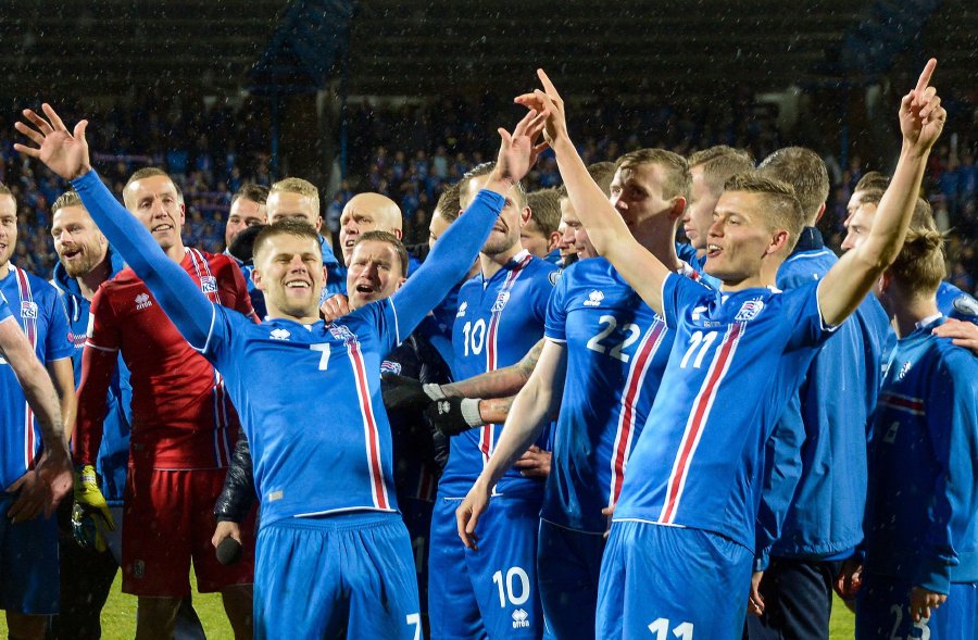 Timnas Islandia saat membuat sejarah dengan memastikan lolos ke Piala Dunia 2018. foto:afp