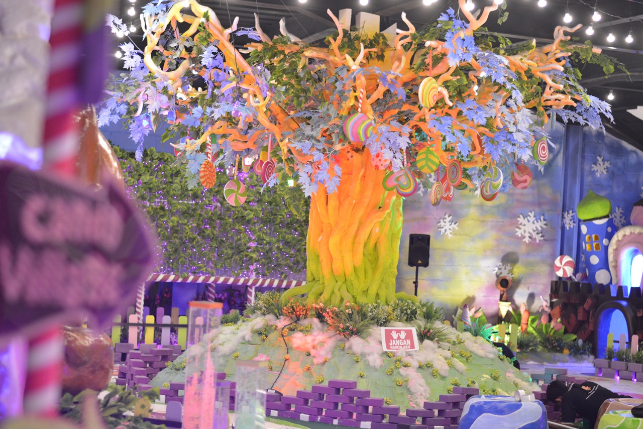 Permen yang bergelantungan di pohon Candy Land. (foto: hrs/ngopibareng)